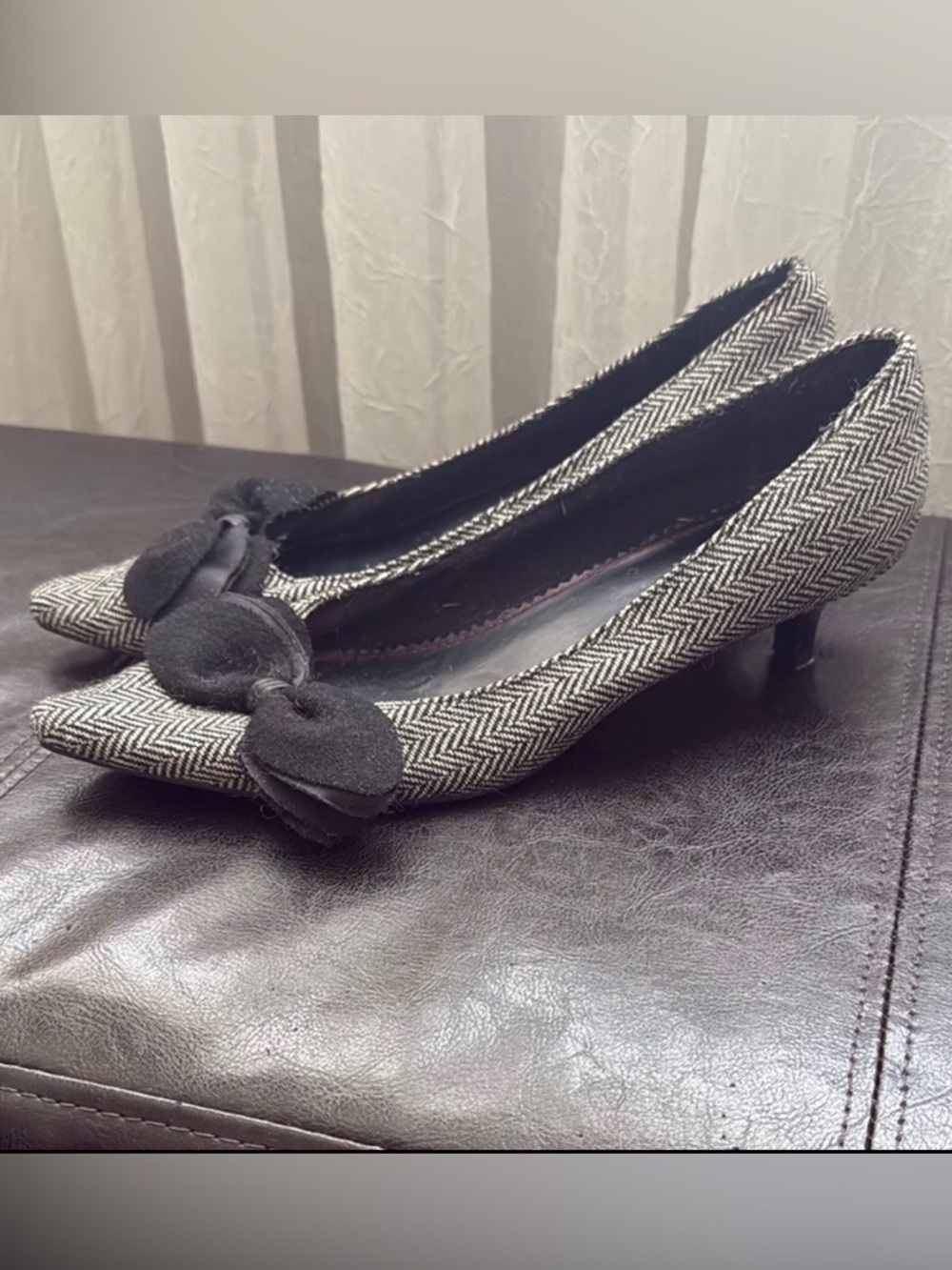 Kitten heels with bow